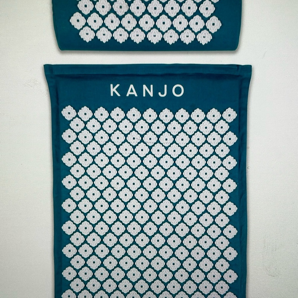 Kanjo Acupressure Mat Set in Teal and White Portable with Carry Strap! NWOT - Picture 3 of 5